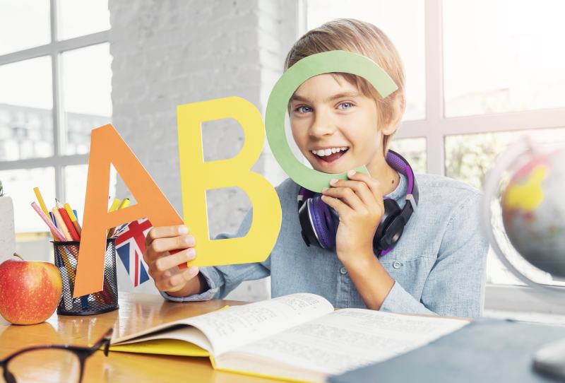 Jak pomóc dziecku w nauce rozróżniania głosek dźwięcznych i bezdźwięcznych – praktyczne porady dla rodziców