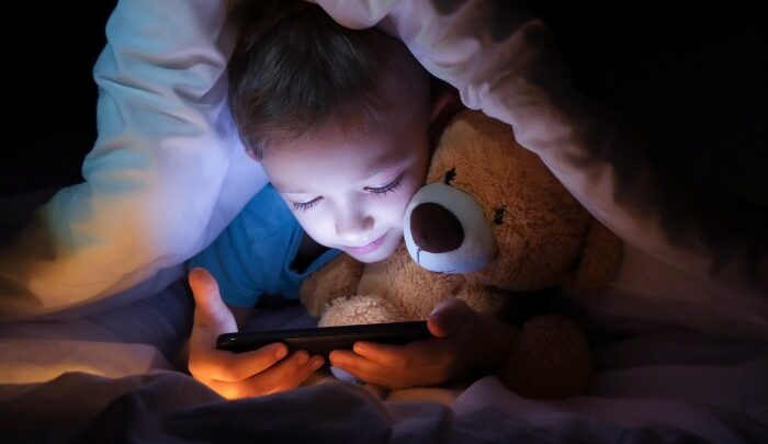 Jak długo dzieci powinny korzystać z telefonów – odpowiednie limity czasu ekranowego