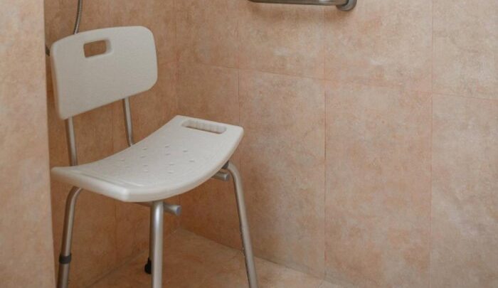 5 błędów przy wyborze krzesełka do kabiny prysznicowej i jak ich uniknąć